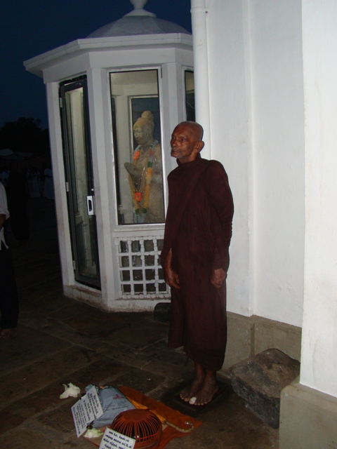  ,   , , - (Anuradhapura - temple. Self imposed rules.. , Sri-Lanka)